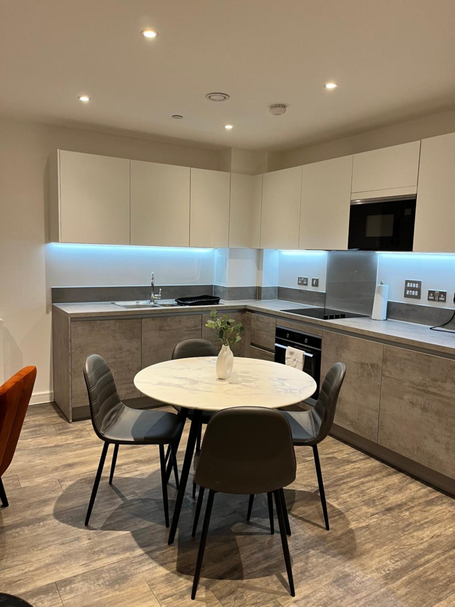 One Bedroom Apartment Μπάρκινγκ Εξωτερικό φωτογραφία